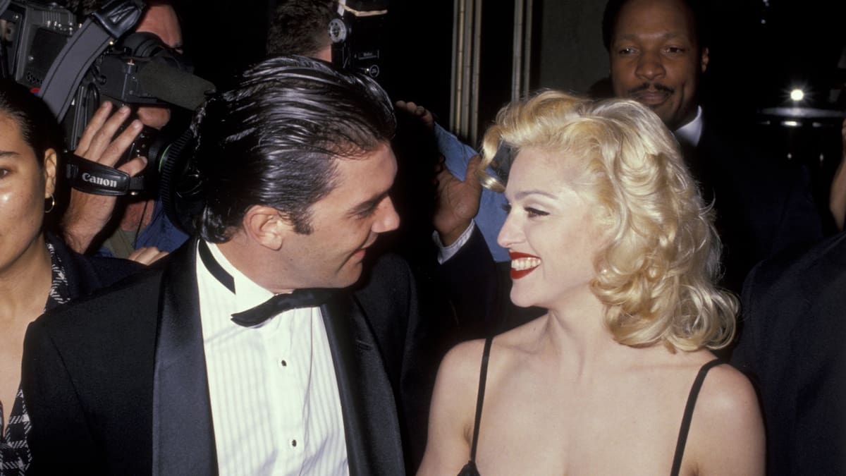La fiesta de Pedro Almodóvar para Madonna en Madrid que terminó con la cantante llorando por Antonio Banderas: "¡Está casado!"