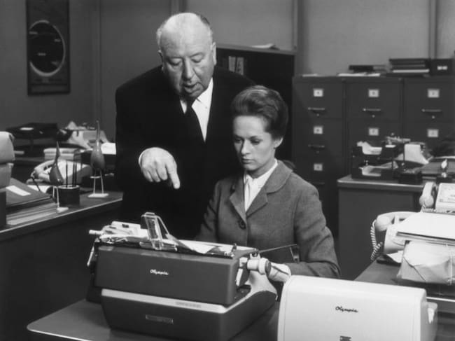 Alfred Hitchcock dirige a Tippi Hedren en una escena de 'Marnie, la ladrona' (1964)