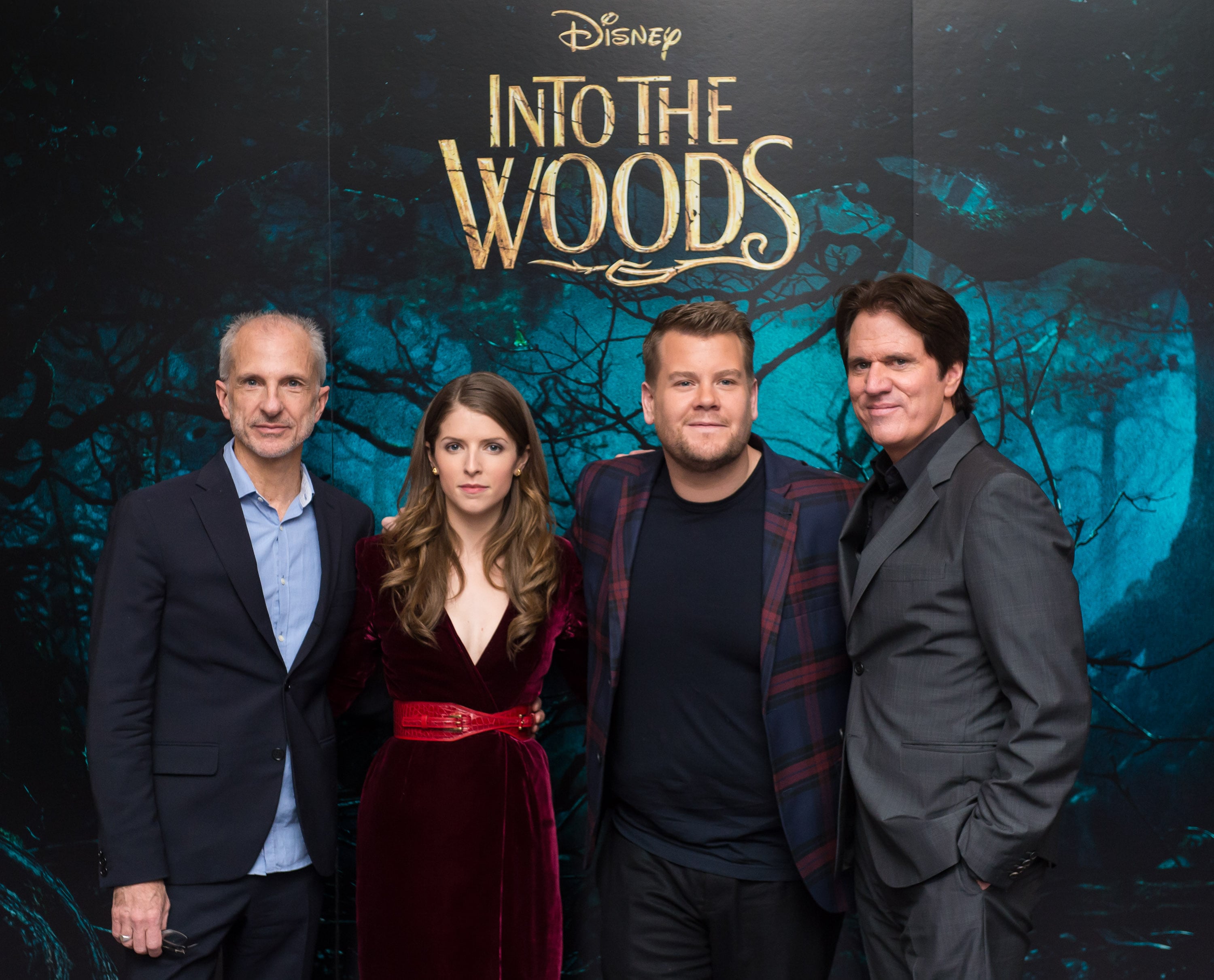 John DeLuca, Anna Kendrick, James Corden y el director Rob Marshall en la premiere de 'Into The Woods'
