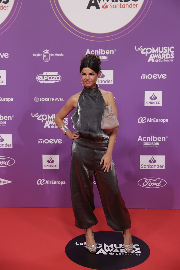 Mafalda Cardenal en LOS40 Music Awards Santander 2025 con un total look plateado al más puro estilo dosmilero.