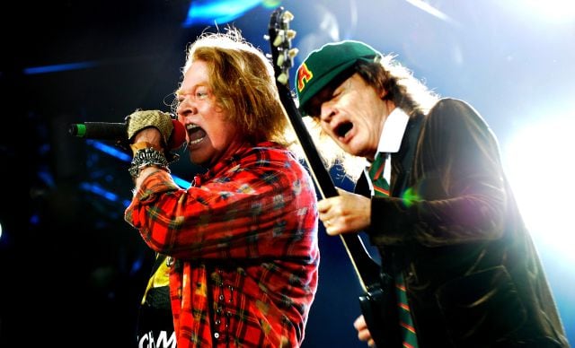 Axl Rose y Angus Young, juntos con AC/DC en Mánchester, Reino Unido, el 9 de junio de 2016