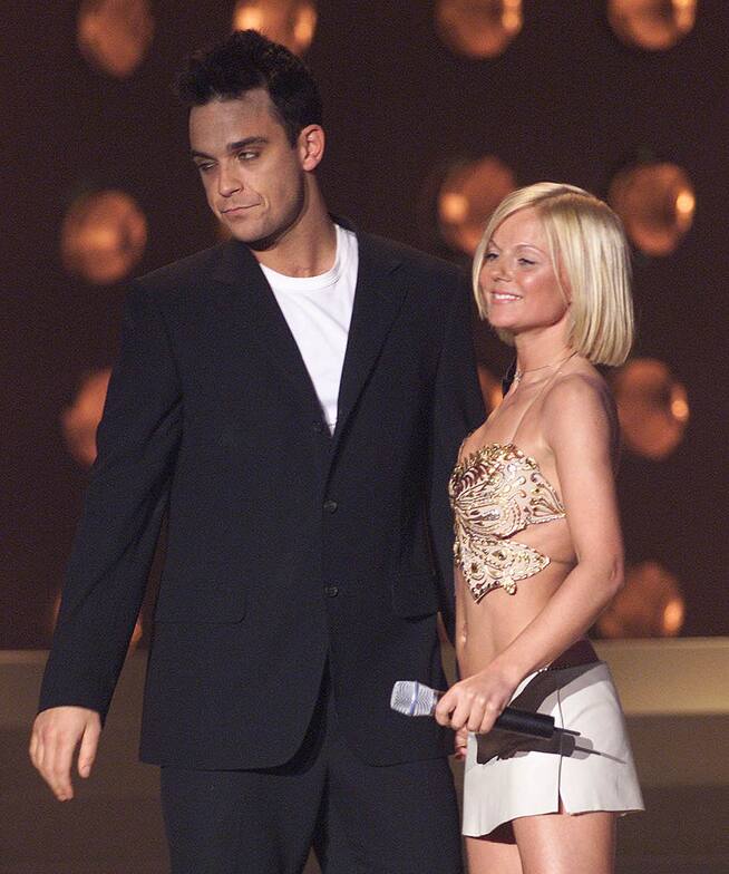 Geri Halliwell entregó el premio &quot;Best Male Solo Artist&quot; a Robbie Williams en los Brit Awards de 2001.