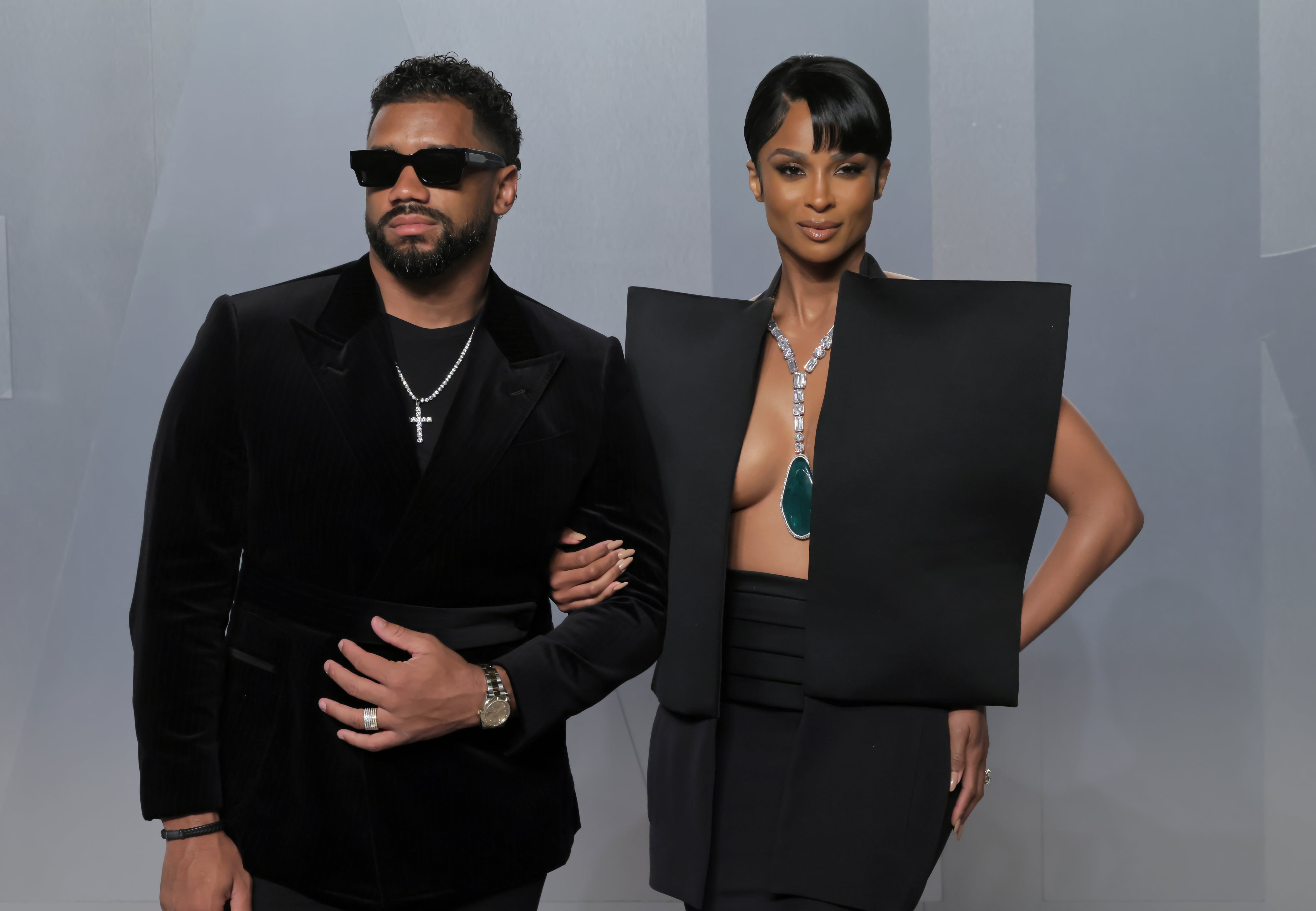 Impresionante top arquitectónico de Ciara con escotazo. La pareja nunca falta a estas citas importantes y lo han hecho vestidos a juego, de negro monocromo.