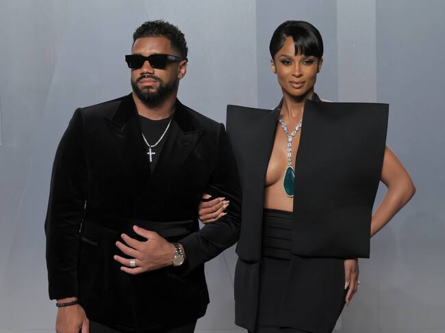 Impresionante top arquitectónico de Ciara con escotazo. La pareja nunca falta a estas citas importantes y lo han hecho vestidos a juego, de negro monocromo.