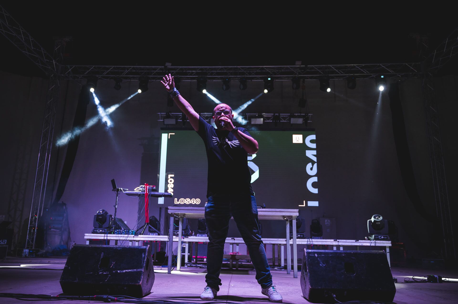 El locutor de LOS40 Ciudad Real Curro García, presentando el Concierto LOS40 Classic Pandorga 2024