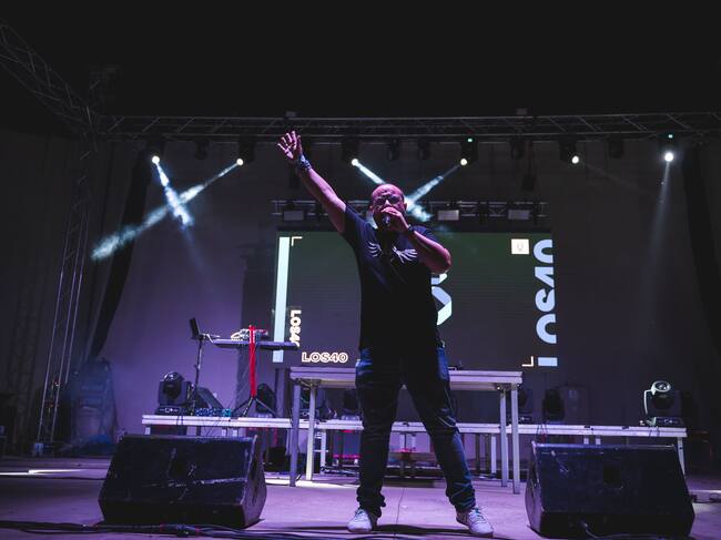 El locutor de LOS40 Ciudad Real Curro García, presentando el Concierto LOS40 Classic Pandorga 2024