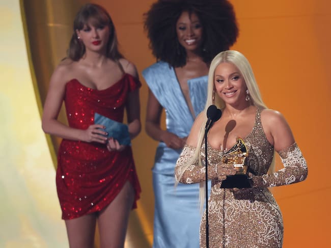 Taylor Swift y Beyoncé en la 67.ª edición de los premios Grammy, celebrada en el Crypto.com Arena de Los Ángeles, California, el domingo 2 de febrero de 2025.