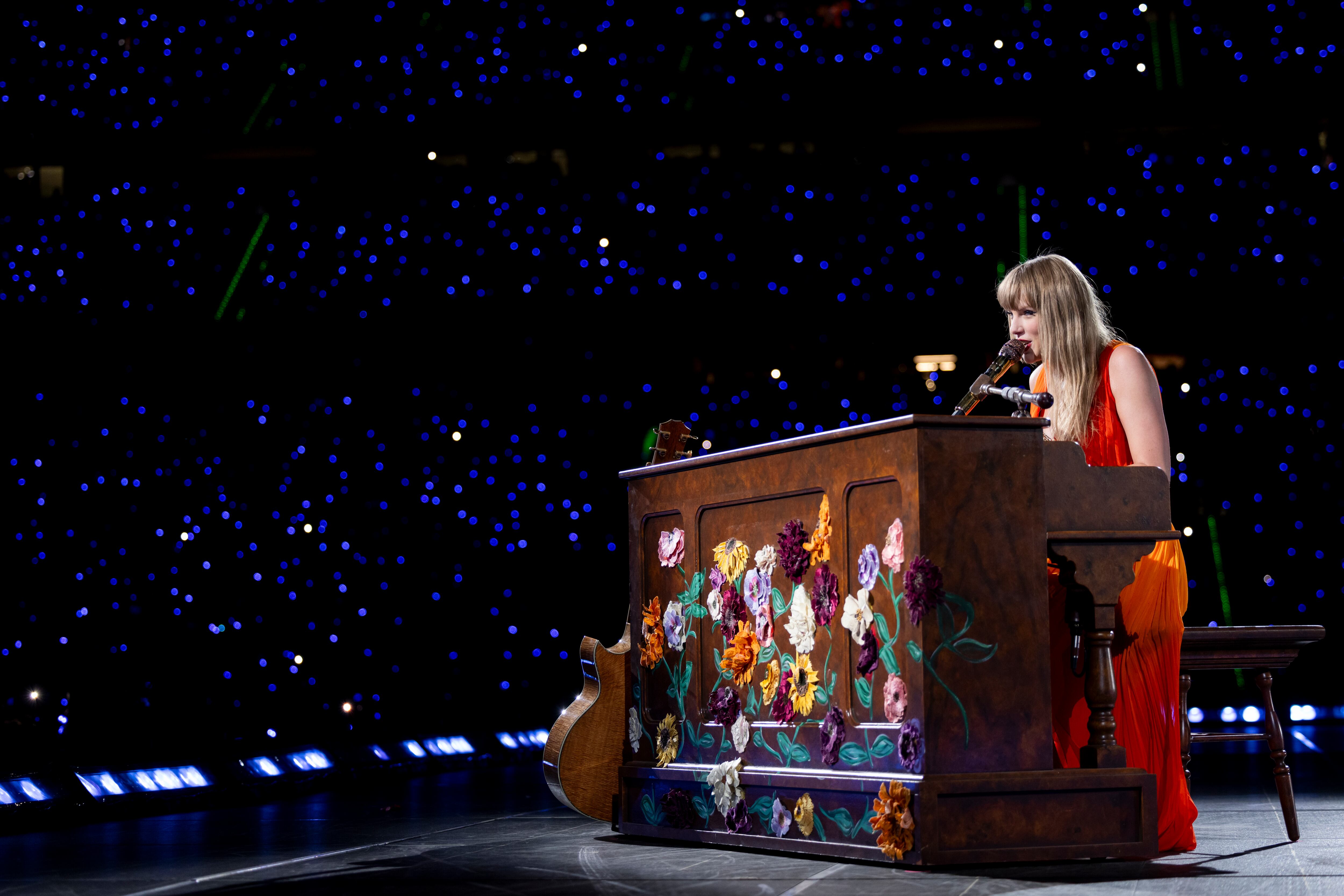 Tras las dos primeras canciones, ha continuado con 'I Look In People's Windows'. Aunque los nervios han llegado cuando se ha escuchado la voz de Lana del Rey. Pero no, no estaba allí como muchos esperaban. Simplemente ha utilizado su voz grabada y ha pedido disculpas porque no estuviera allí su amiga para cantar 'Snow On The Beach'. Muchos se preguntarán si aparecerá en el segundo concierto o si será Taylor la que se pase por Primavera Sound.