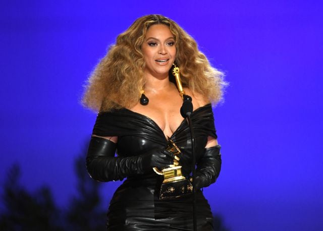 Beyoncé recogiendo uno de sus premios en los Premios Grammy de 2021.