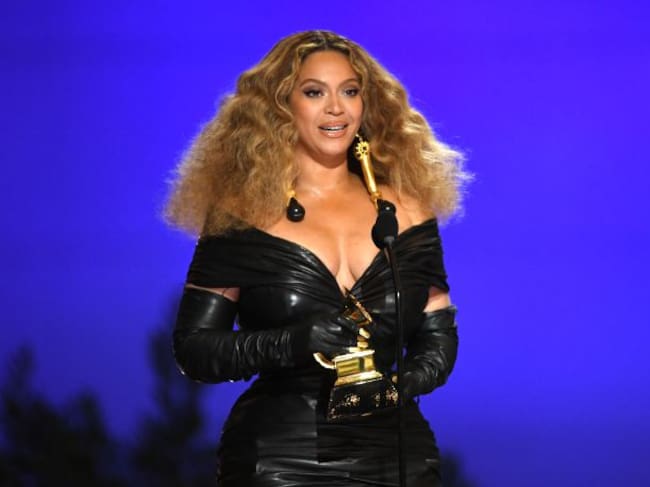 Beyoncé recogiendo uno de sus premios en los Premios Grammy de 2021.