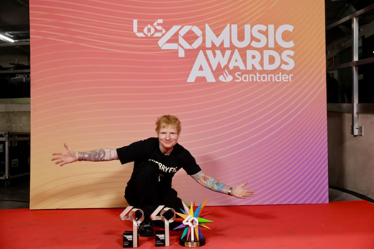 El gran triunfador: Ed Sheeran se lleva tres premios: Global Icon, Mejor Álbum Internacional por &#039;Play&#039; y Mejor Artista o Grupo Internacional. ¡Una noche épica para el británico!