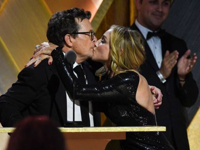 Michael J. Fox besa a su esposa durante su discurso.