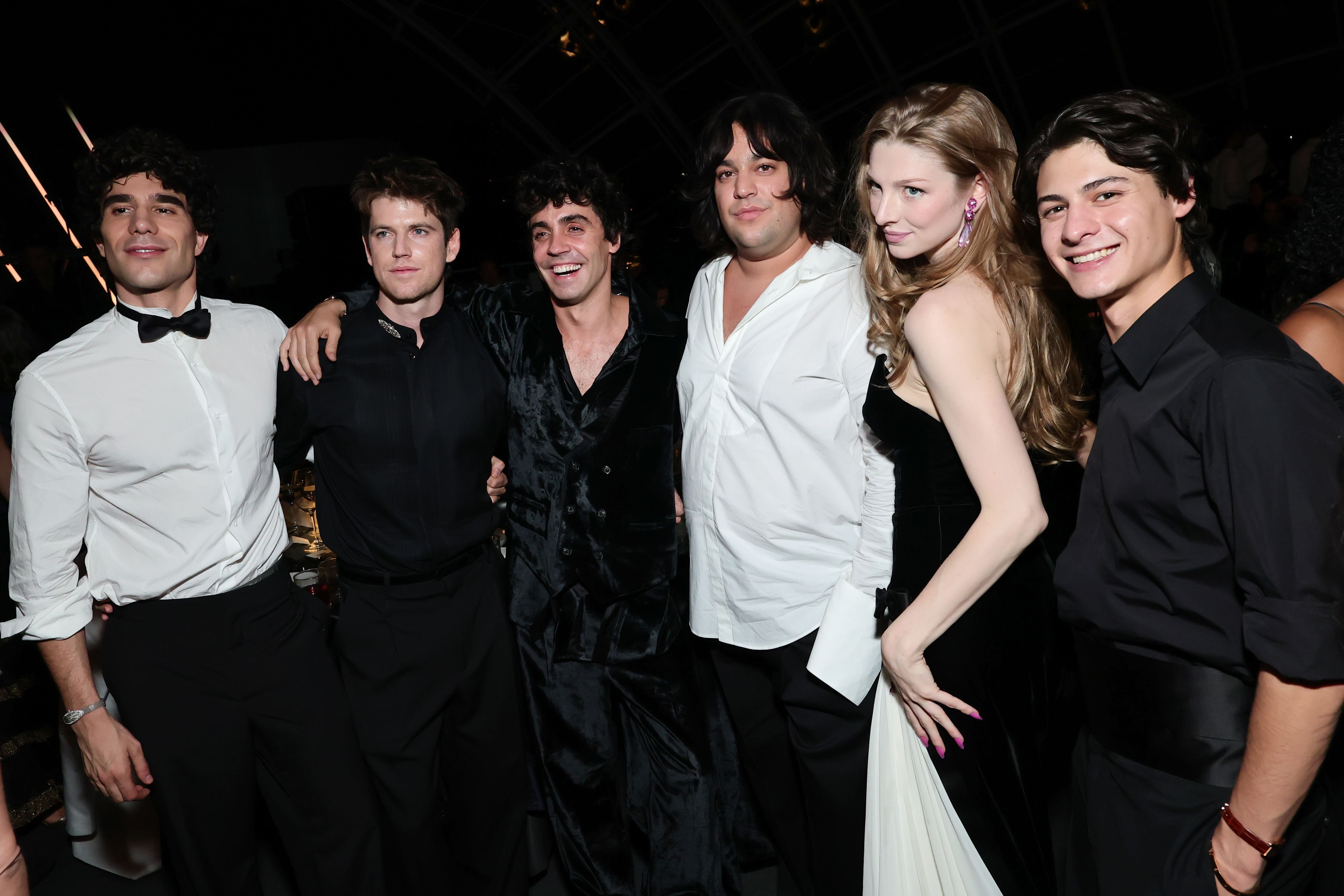 El cast de La Bola Negra junto a Hunter Schafer en la Academy Museum Annual Gala