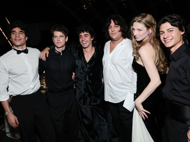 El cast de La Bola Negra junto a Hunter Schafer en la Academy Museum Annual Gala