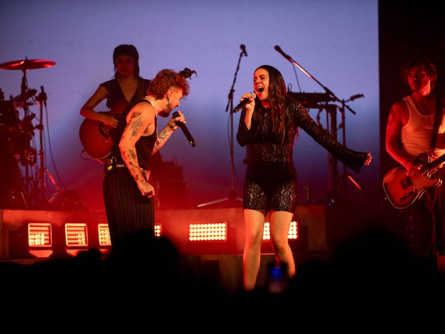 Dani Fernández y Valeria Castro cantando '¿Y si lo hacemos?' en el concierto tras el estreno de su documental 'Todo cambia'