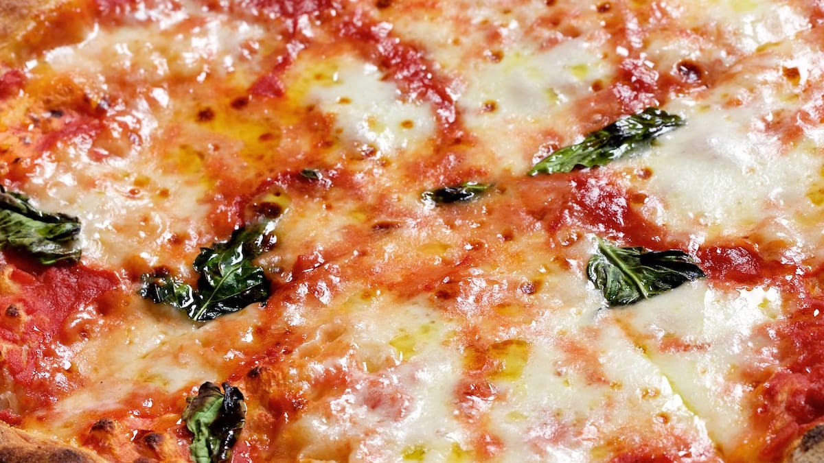 Trucos para una pizza casera crujiente y para que siga así al calentarla en el micro