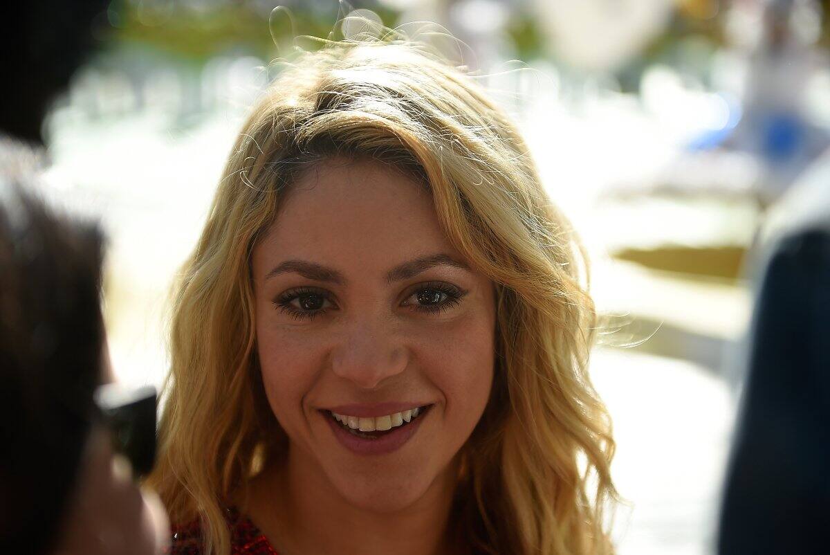 Shakira tuvo que cancelar su Tour El Dorado por problemas en sus cuerdas vocales. Hace unos días anunció nuevas fechas y comenzará en Junio 2018.