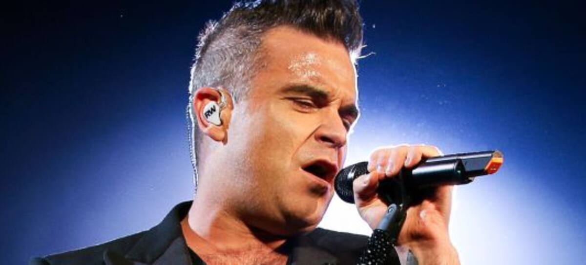 ¿Qué hace Robbie Williams desnudo?