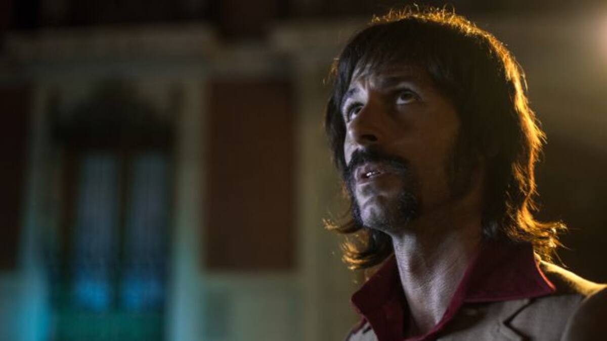 Hugo Silva viaja en el tiempo con melena y bigote