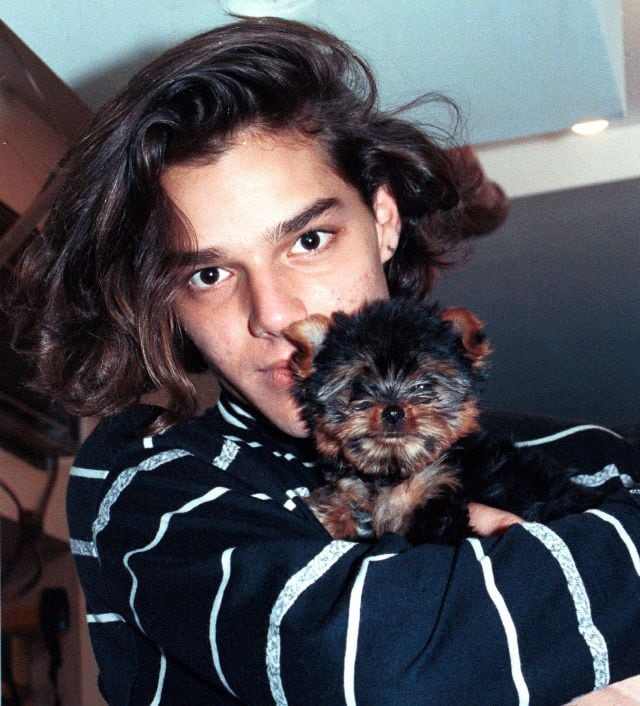 Ricky Martin isujetando un perro en una foto de los años 80 en Puerto Rico.