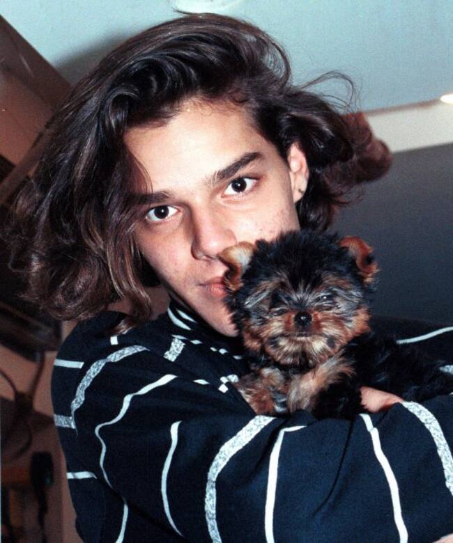 Ricky Martin isujetando un perro en una foto de los años 80 en Puerto Rico.