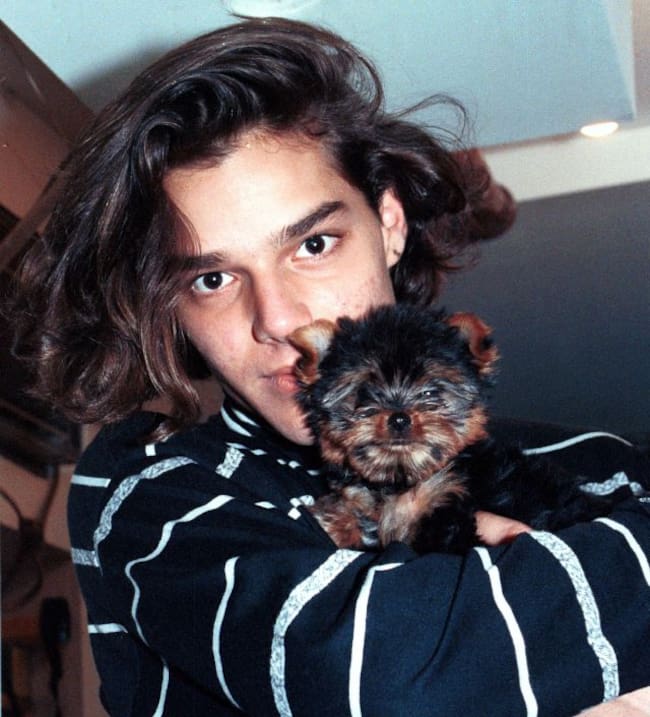 Ricky Martin isujetando un perro en una foto de los años 80 en Puerto Rico.