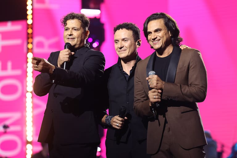 Una de las muchas cosas bonitas que tiene una noche como esta es ver reunidos en el escenario a artistas que normalmente disfrutamos por separado. Carlos Vives, Fonseca y Silvestre Dangond hicieron tema para cantar ‘Quiero decirte que te amo’.