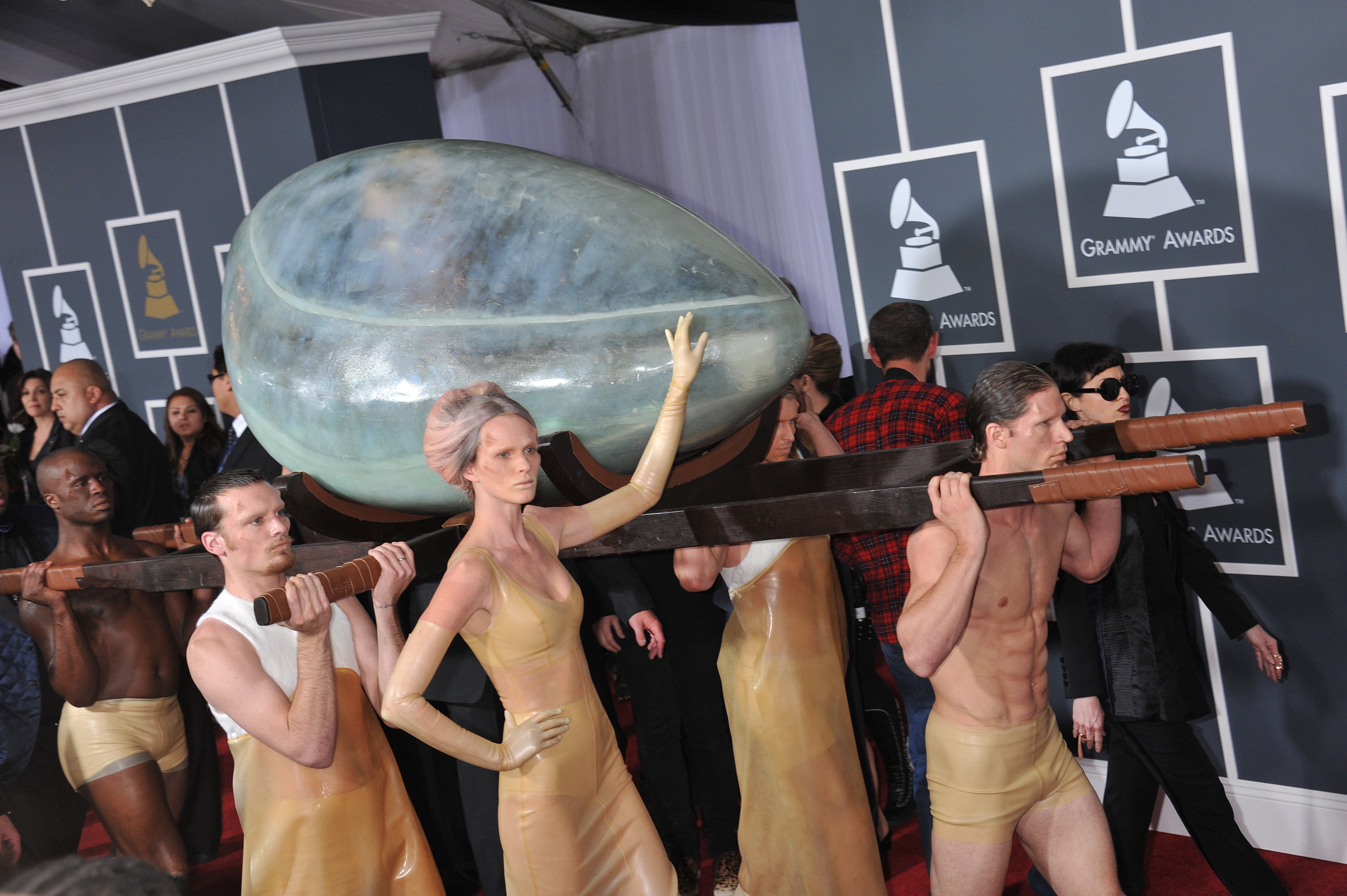 Lady Gaga llegando dentro de un huevo gigante a los Grammy de 2011. / Frank Trapper/Corbis via Getty