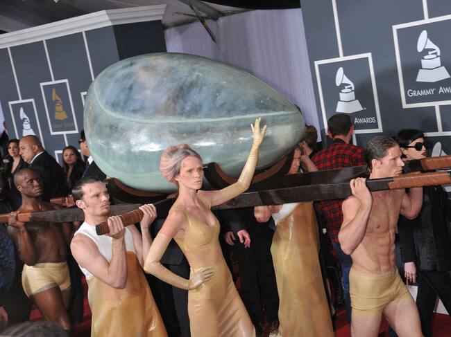 Lady Gaga llegando dentro de un huevo gigante a los Grammy de 2011. / Frank Trapper/Corbis via Getty