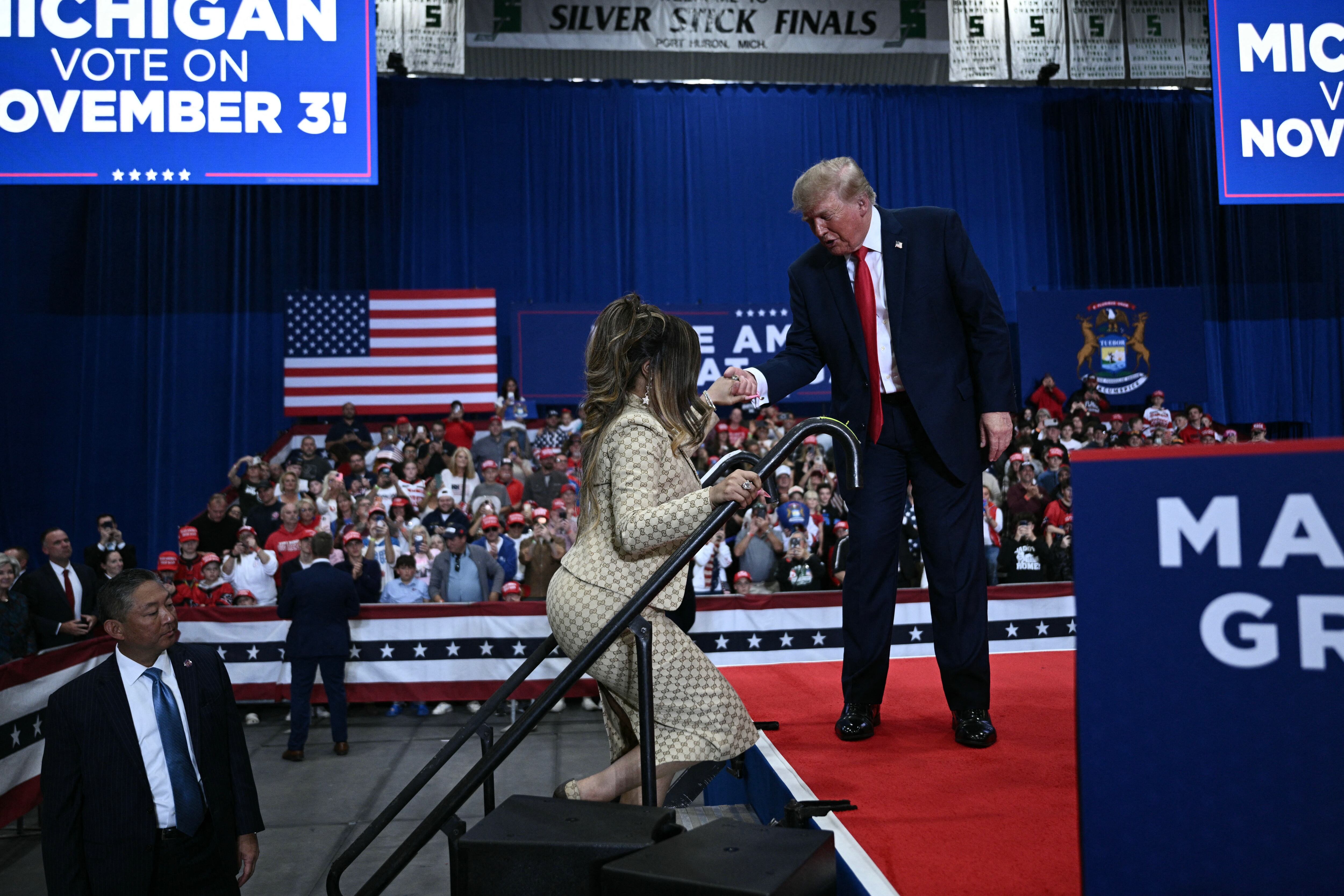 Nicki Minaj interviene durante un mitin de campaña del presidente Donald Trump en el McMorran Place Sports & Entertainment Center de Port Huron, Míchigan, el 25 de octubre de 2026.