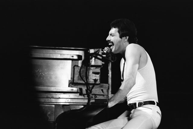 Freddie Mercury sobre el escenario en 1980