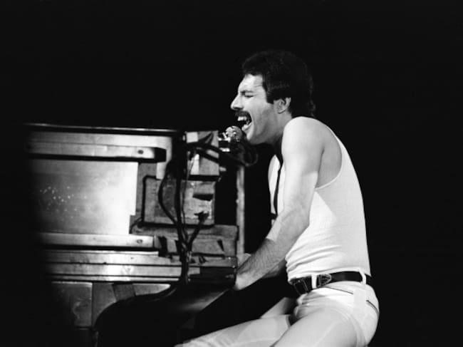 Freddie Mercury sobre el escenario en 1980