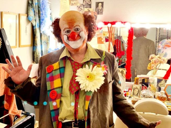 Juan Echanove, caracterizado como clown en el nuevo videoclip de Miguel Ríos.