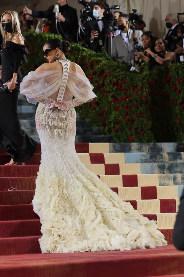 Espalda futurista en el vestido de Rosalía para la MET Gala 2022.