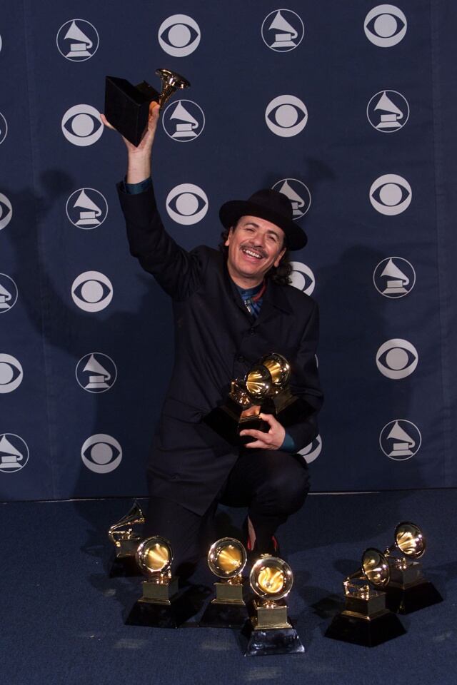 El músico Carlos Santana ganó en 2000 nueve premios Grammy. Tuvo que posar con la mayoría de ellos en el suelo ante la imposibilidad de sostenerlos todos.