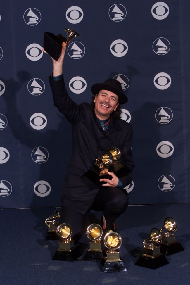 El músico Carlos Santana ganó en 2000 nueve premios Grammy. Tuvo que posar con la mayoría de ellos en el suelo ante la imposibilidad de sostenerlos todos.