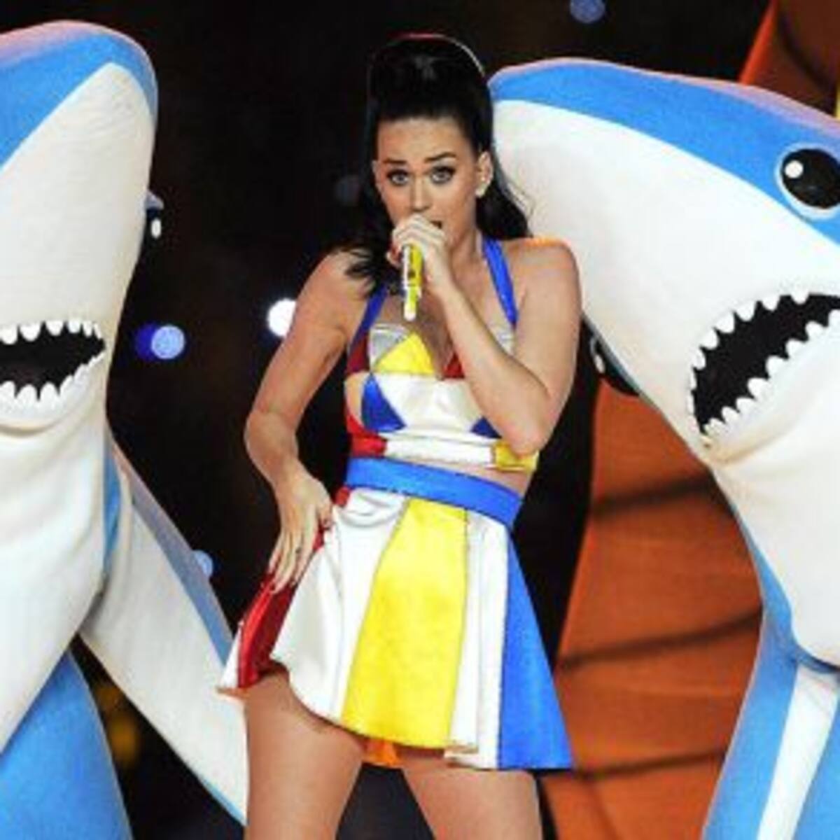 Katy Perry vende los famosos trajes de tiburón