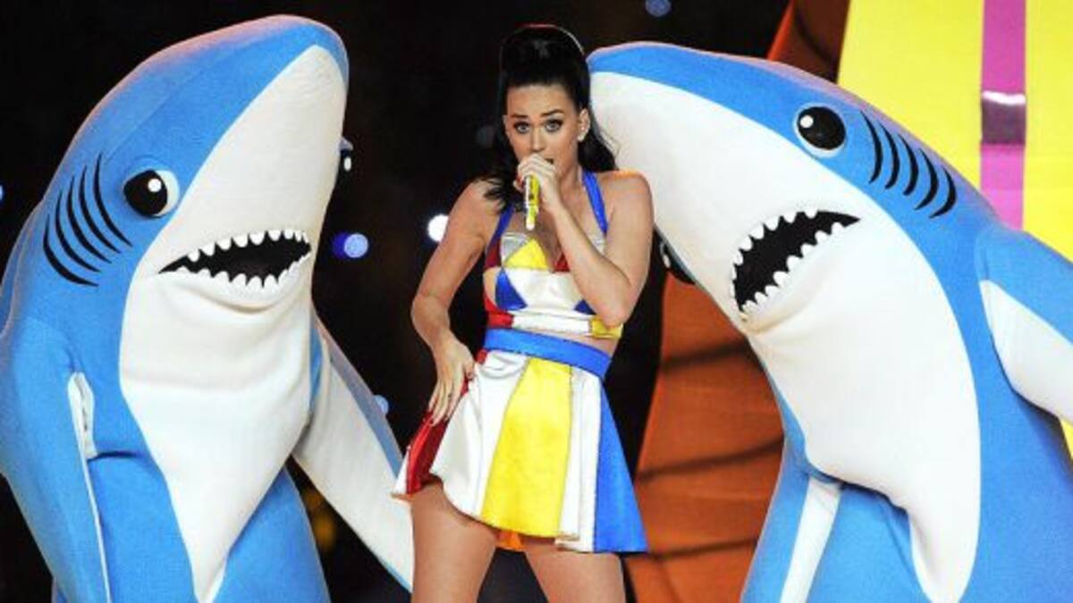 Katy Perry vende los famosos trajes de tiburón