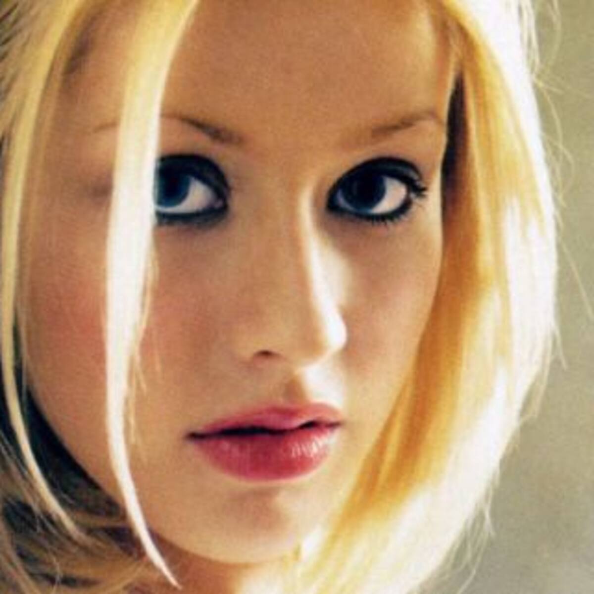 Christina Aguilera celebró los 22 años de su primer disco