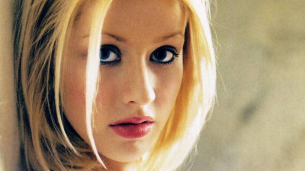 Christina Aguilera celebró los 22 años de su primer disco