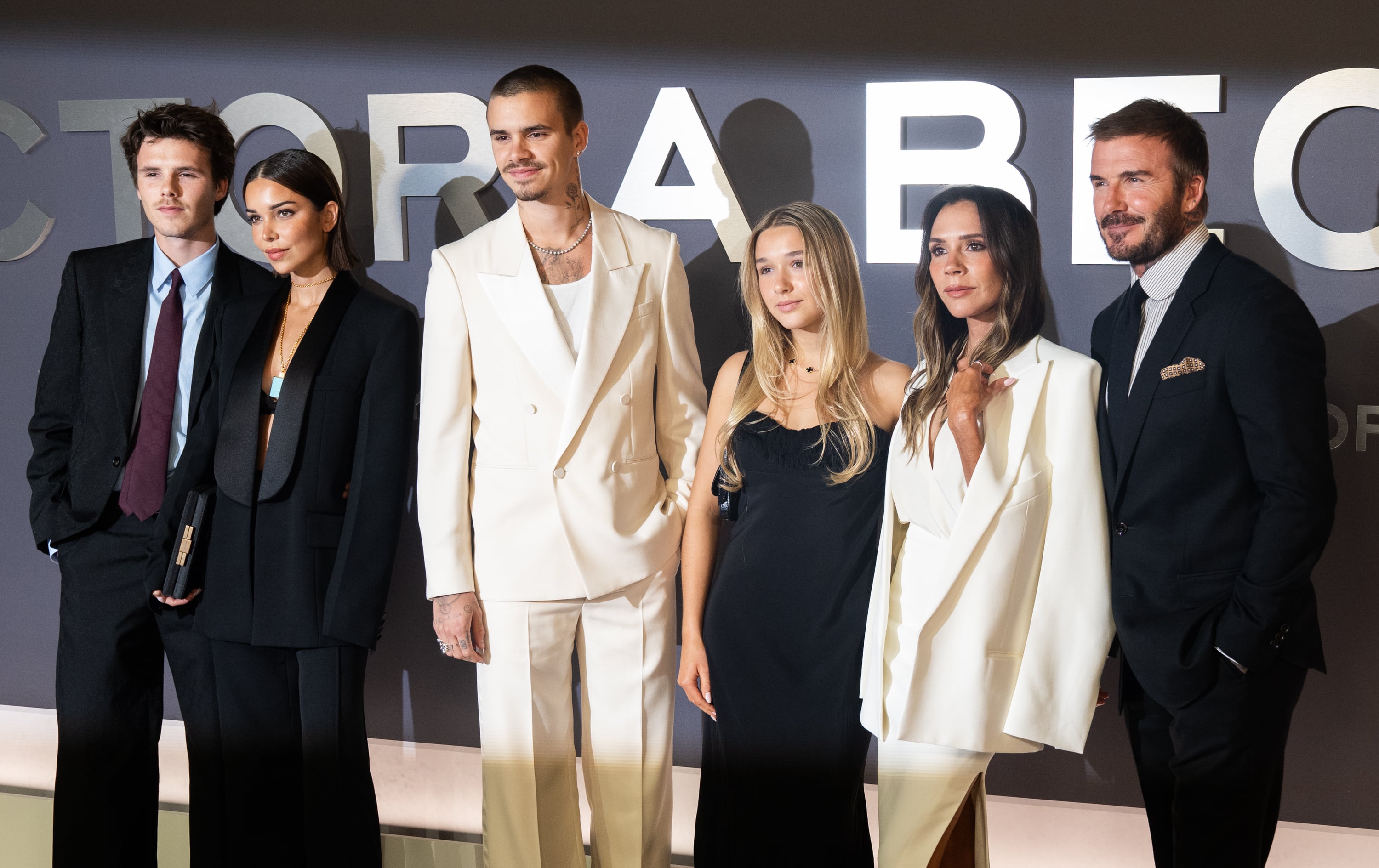 Cruz Beckham, Jackie Apostel, Romeo Beckham, Harper Beckham, Victoria Beckham y David Beckham (ausencia de Brooklyn Beckham y Nicole Peltz) en la premiere del documental de Netflix, 8 de octubre de 2025.