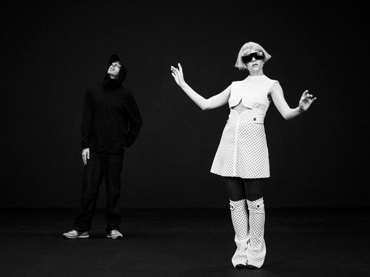 Tomora: Aurora y Tom Rowlands presentan su nuevo supergrupo con 'Ring The Alarm'