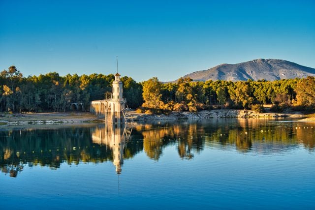 Vistas a la zona habilitada para el baño en el Embalse de Cubillas.