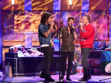 Coque Malla celebra sus 40 años de carrera en ‘La Revuelta’ con dos grandes artistas y amigos