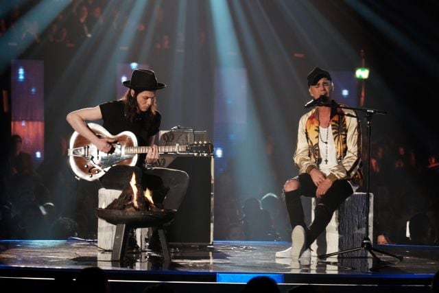 Justin Bieber y James Bay en los Brit Awards (Getty).