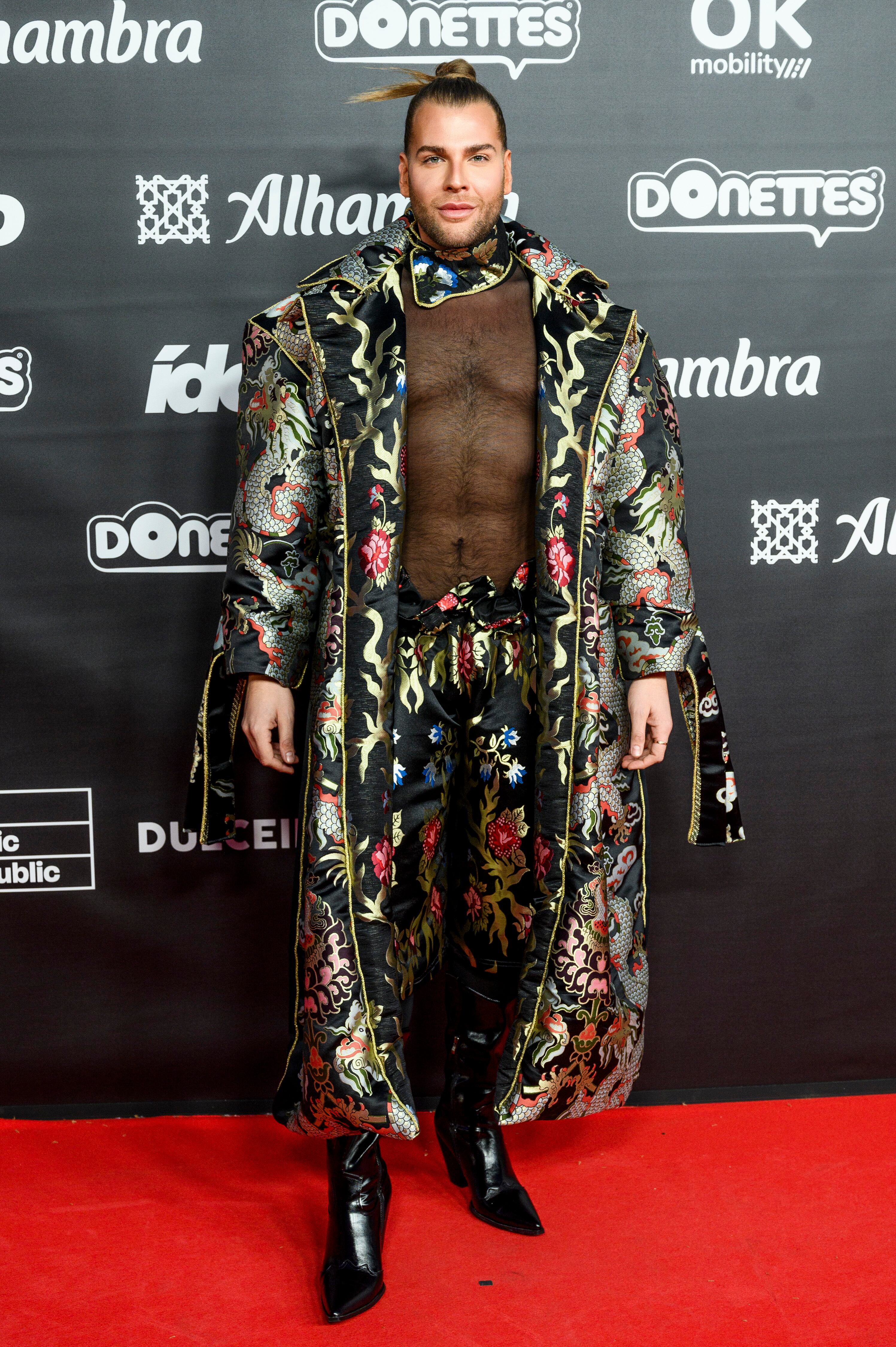 Uno de los diseñadores más influencer es Eduardo Navarrete que hizo gala de la transgresión de sus diseños en esta alfombra.