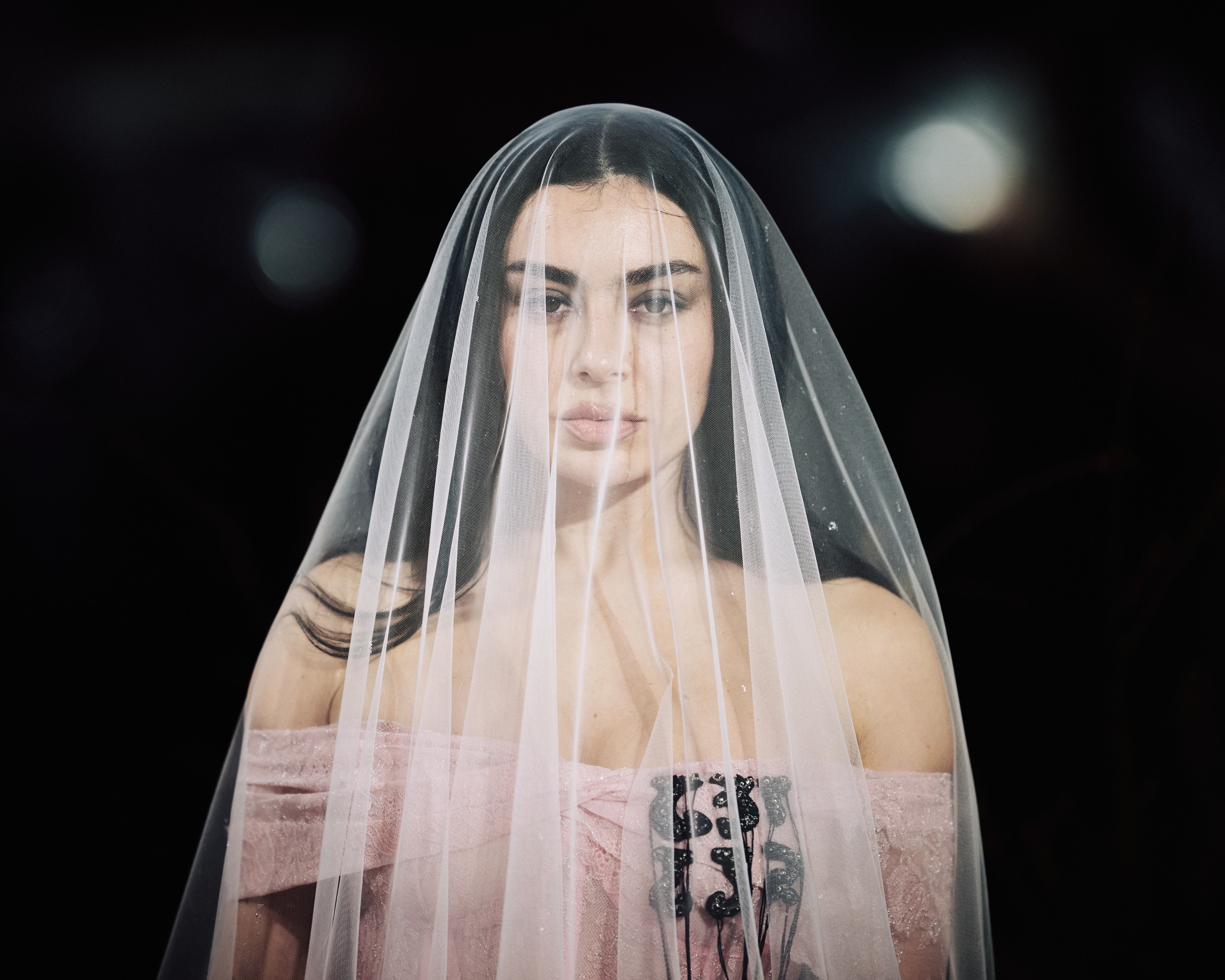 Charli xcx en la premiere de Reino Unido de 'Cumbres Borrascosas'.