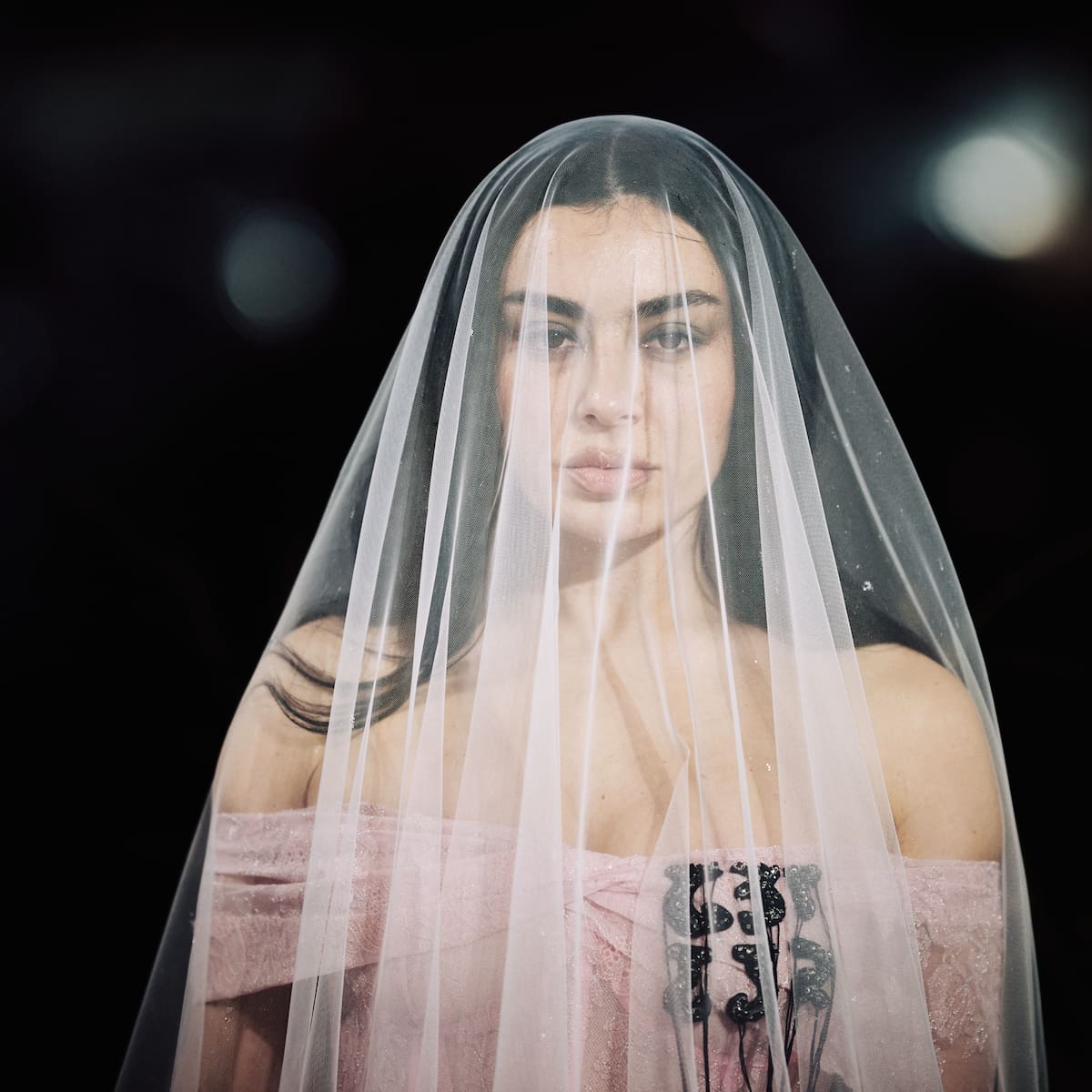 Charli xcx se adentra en el universo de ‘Cumbres Borrascosas’ con el lanzamiento de la banda sonora de la película