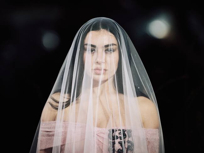 Charli xcx en la premiere de Reino Unido de 'Cumbres Borrascosas'.