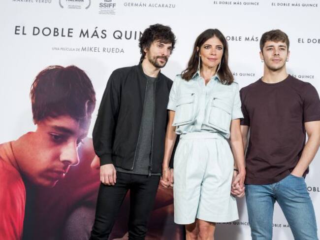 (De izq a der) Mikel Rueda de Sasieta, Germán Alcarazu y Maribel Verdu acuden al photocall de 'El doble más quince' en el Hotel Indigo Madrid Princesa, el 25 de febrero de 2020